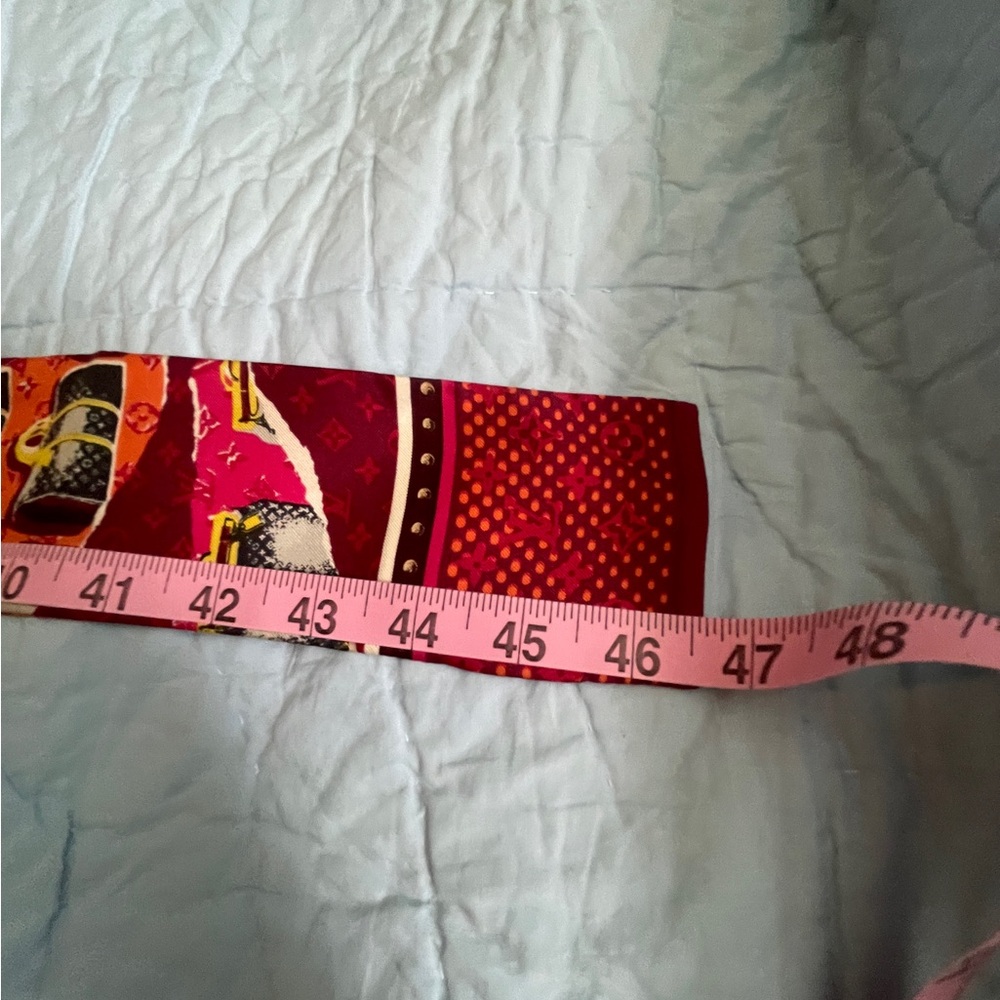 Louis Vuitton Fuchsia and Burgundy 100% Silk Bandeau With Original Receipt - Picture 5 of 10